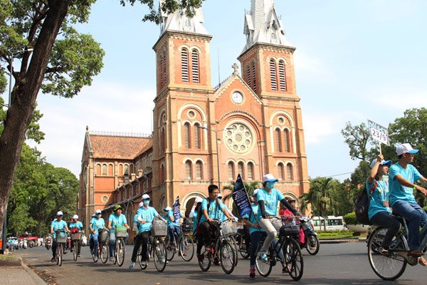Hàng trăm tình nguyện viên dự án Chuyển động xanh đã chọn cách đạp xe vòng quanh trung tâm thành phố để ủng hộ và tuyên truyền cho chiến dịch Giờ Trái Đất năm 2015, bảo vệ môi trường 