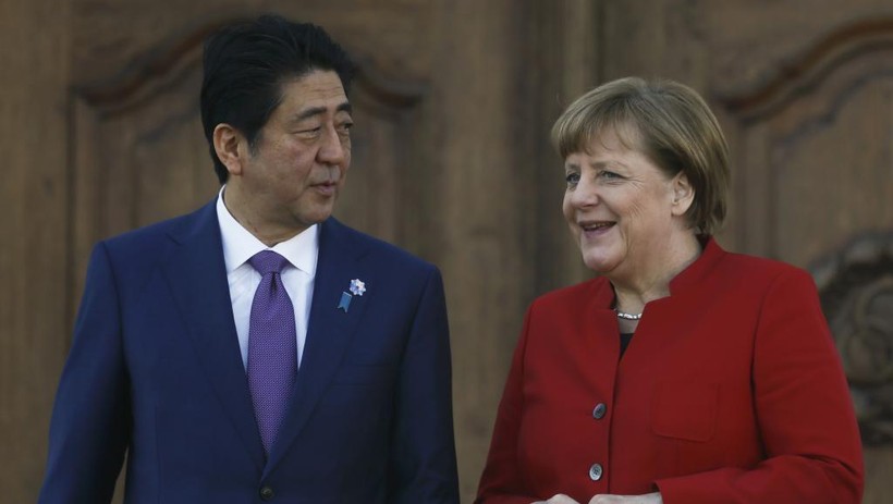 Thủ tướng Nhật Bản Abe và người đồng nhiệm Đức Angela Merkel