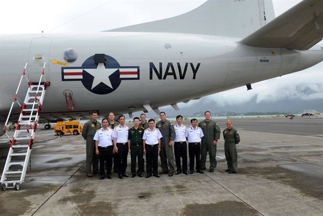 Sĩ quan quân đội Việt Nam thăm không đoàn máy bay P-3C Orion của Mỹ