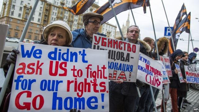 Người dân cầm những tấm bảng chống Mỹ tập trung trước cửa Đại sứ quán Mỹ ở Moscow để biểu tình tháng 3/2015