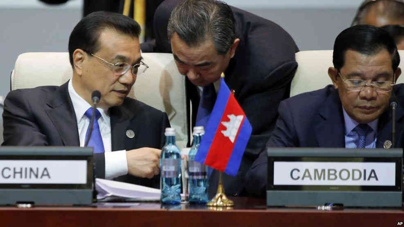Thủ tướng Trung Quốc Lý Khắc Cường đang trao đổi với Ngoại trưởng Vương Nghị  tại Mông Cổ