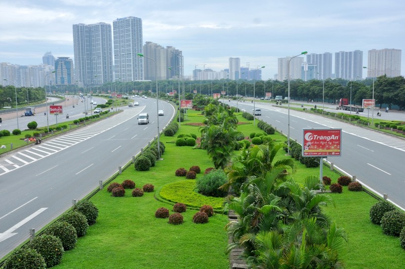 Tiền cắt cỏ, tỉa cây ở Đại lộ Thăng Long ngốn 53 tỷ đồng/năm của Hà Nội