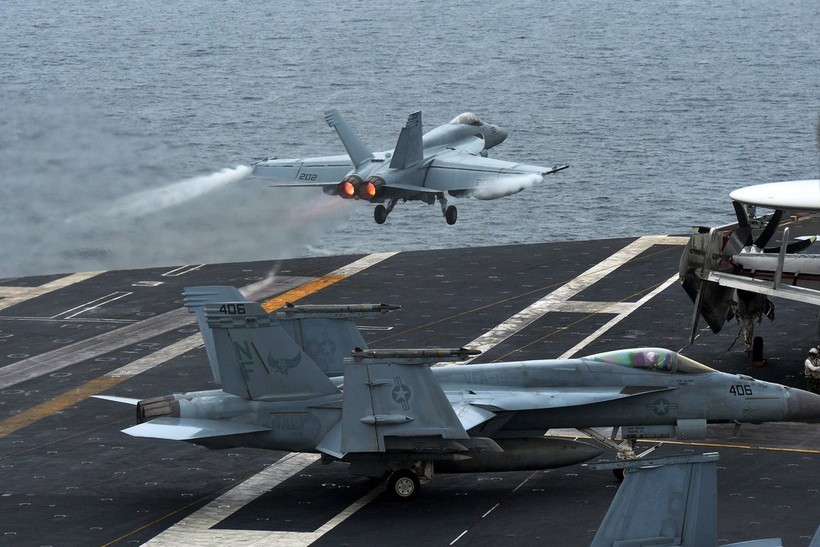 Chiến đấu cơ F-118 Hornet xuất kích từ tàu sân bay Mỹ