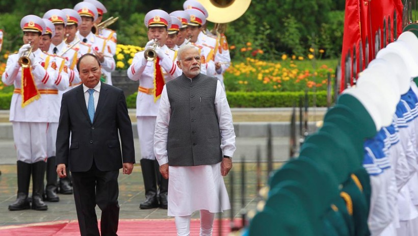 Thủ tướng Nguyễn Xuân Phúc và Thủ tướng Ấn Độ Narendra Modi duyệt đội danh dự trong chuyến thăm Việt Nam