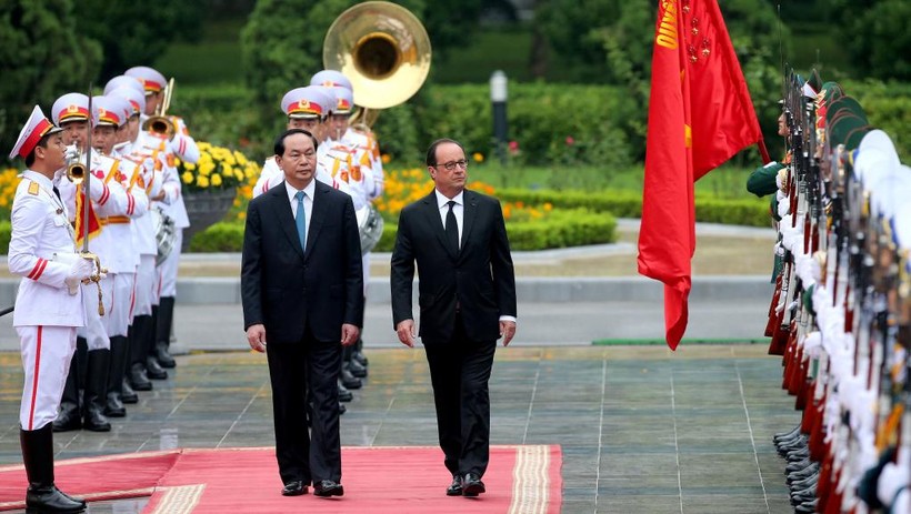 Chủ tịch nước Trần Đại Quang và Tổng thống Pháp Francois Hollande duyệt đội danh dự