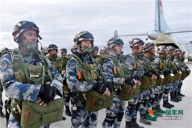 Lính dù Trung Quốc trong một cuộc diễn tập đổ bộ đường không