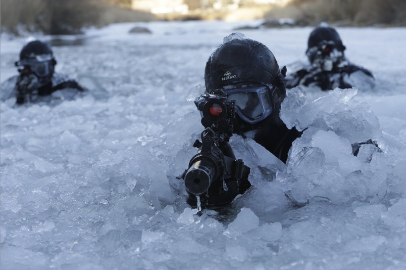 Đặc nhiệm Hàn Quốc huấn luyện trong điều kiện khắc nghiệt trên sông băng