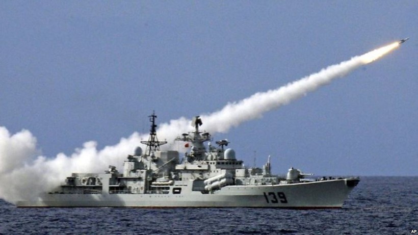 Khu trục hạm Hàng Châu của hải quân Trung Quốc phóng tên lửa trong một cuộc tập trận ở Biển Đông