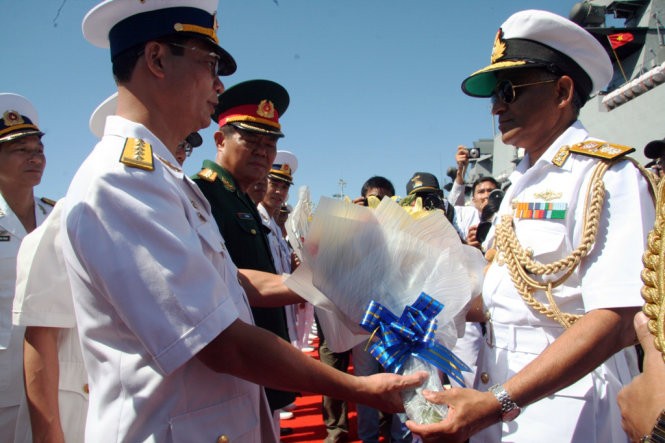 Đại diện hải quân Việt Nam tặng hoa đoàn hải quân Ấn Độ ghé thăm cảng Cam Ranh của Việt Nam