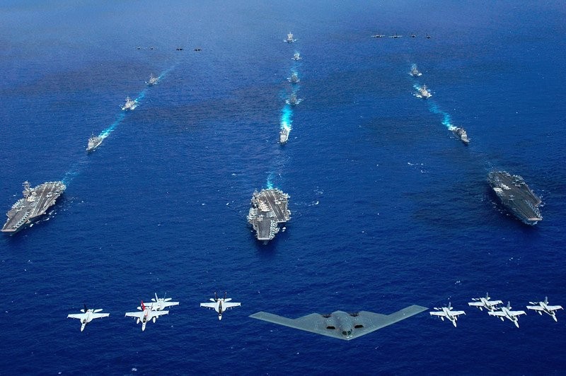 Cụm tác chiến tàu sân bay Mỹ dàn trận trên biển