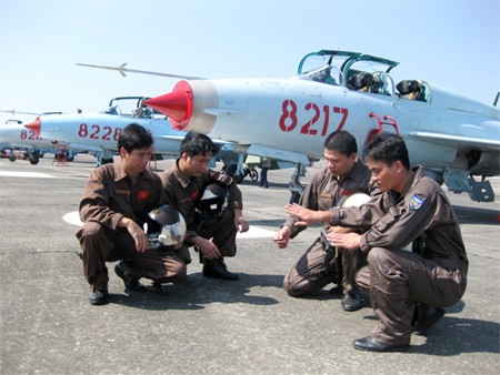 Phi công trẻ Sư đoàn 372 trao đổi kinh nghiệm.