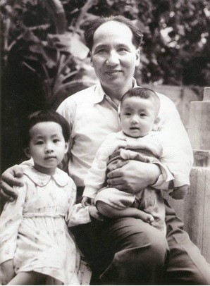Đồng chí Nguyễn Lương Bằng với hai con Tường Vân (bên trái) và Việt Liên.