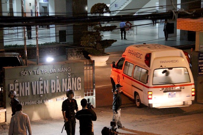 Xe cấp cứu đưa ông Nguyễn Bá Thanh vào Bệnh viện Đà Nẵng - Ảnh: Đoàn Cường