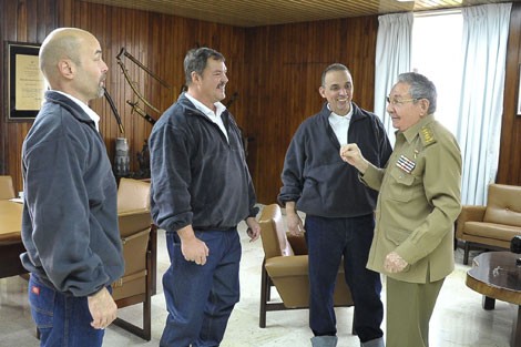 Chủ tịch Raul Castro trò chuyện cùng Gerardo Hernnández, Antonio Guerrero và Ramón Labaino. Ảnh: Reuters.