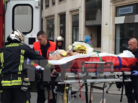 Cảnh sát Pháp chuyển nạn nhân bị thương trong vụ tấn công. (Nguồn: TTXVN).