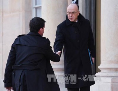 Thủ tướng Pháp Manuel Valls (trái) và Bộ trưởng Nội vụ Bernard Cazeneuve (phải) tới điện Elysee tiếp đại diện Hiệp hội Người Do Thái gốc Pháp tới Paris tham dự cuộc tuần hành. Nguồn: TTXVN