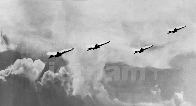 Máy bay của không quân Việt Nam xuất kích tiêu diệt máy bay Mỹ. (Ảnh: Tư liệu TTXVN)
