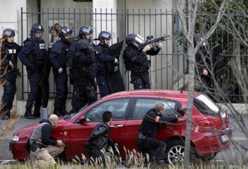 Cảnh sát đang phong toả khu vực một vụ bắt cóc con tin trong bưu điện đang diễn ra ở Colombes. Ảnh: AFP