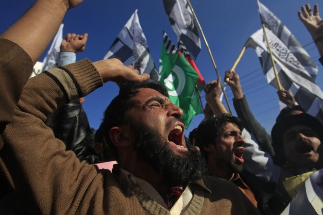Những người biểu tình tại Pakistan phản đối Charlie Hebdo ngày 16-1 - Ảnh: Reuters