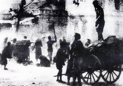 Những người đói cướp lại thóc gạo do Nhật chiếm, bị quân đội Nhật hành hung (1945) - Ảnh: Võ An Ninh