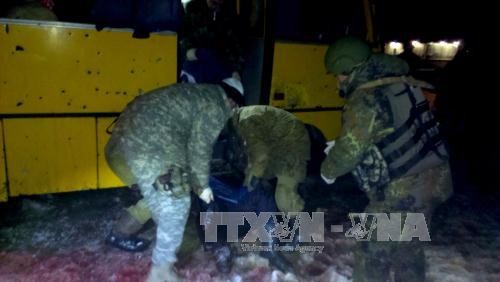 Binh sĩ Ukraine chuyển thi thể nạn nhân sau khi xe buýt bị trúng tên lửa ngày 13/1. Ảnh: AFP/TTXVN.