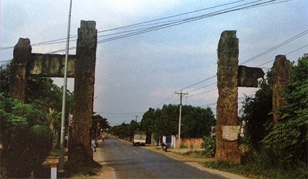 Cổng đá ấp chiến lược Bàu Lâm do chính quyền Sài Gòn xây dựng-nơi diễn ra trận phục kích tháng 5-1969. Ảnh tư liệu