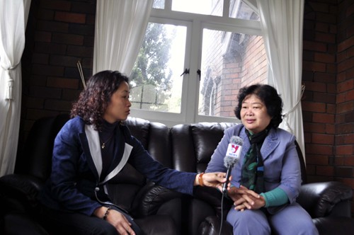 Tác giả phỏng vấn bà Trương Mỹ Hoa tại Australia.