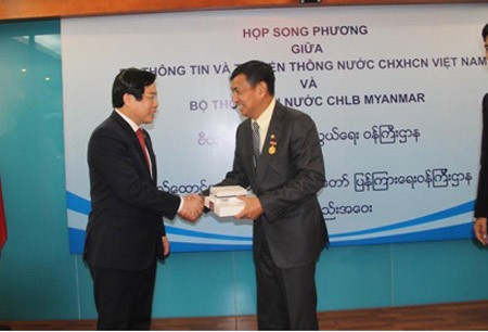  Bộ trưởng Bộ TT&TT Nguyễn Bắc Son tặng Bộ trưởng Bộ Thông tin Myanmar chiếc điện thoại VIVAS Lotus S2 do VNPT sản xuất (Ảnh: ICTNews)