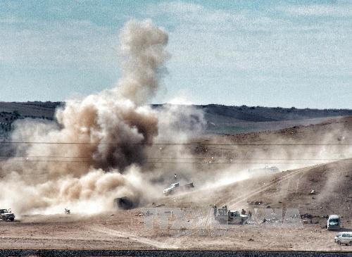 Khói bốc lên sau các cuộc giao tranh tại Kobane. Ảnh: AFP-TTXVN