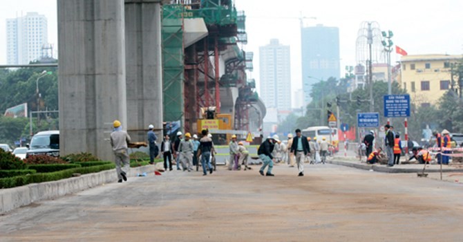 Dầu tràn ra đường Trần Phú được phủ cát chống trơn trượt. Ảnh: Bá Đô.