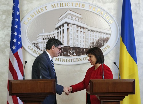Bộ trưởng Tài chính Mỹ Jack Lew (trái) bắt tay người đồng cấp Ukraine Natalia Yaresko trong buổi họp báo chung ở thủ đô Kiev hôm 28/1. Ảnh: Reuters.