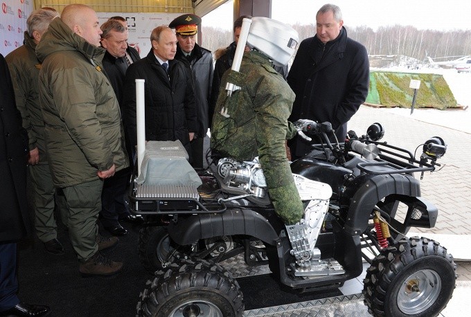 Tổng thống Nga Vladimir Putin khảo sát mẫu robot mới nhất của nước này, có thể hoạt động như người thật, do Viện trung tâm nghiên cứu khoa học Tochmash thiết kế.