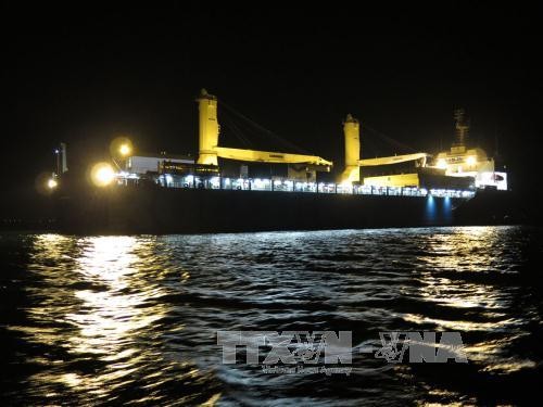 Tàu vận tải Rolldock Star neo đậu trong vịnh Cam Ranh an toàn ngày 29/1. Ảnh: Tiên Minh-TTXVN
