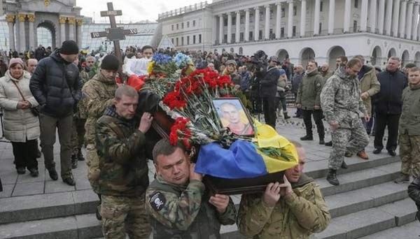 Xung đột đã cướp mạng sống của hơn 5.000 người ở miền đông Ukraina. Trong ảnh là một đám tang ở Kiev ngày 2/2. (Ảnh: EPA)