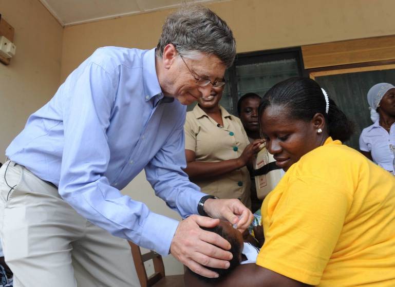 Bill Gates, cựu CEO của Microsoft hiện là người giàu nhất thế giới. Kể từ năm 2000, Gates cùng với vợ đã điều hành quỹ Bill and Melinda Gates Foundation. Cho đến nay, quỹ này đã làm từ thiện số tiền trên 30 tỷ USD.
