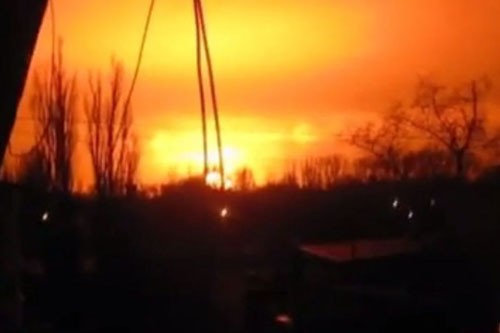 Quả cầu lửa xuất hiện trên bầu trời Donetsk sau vụ nổ rung chuyển thành phố.