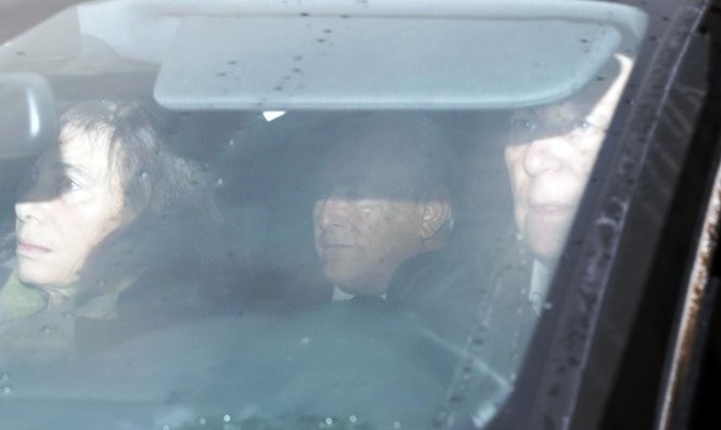 Ông Strauss-Kahn ngồi trong xe đi đến tòa án - mại dâm. Ảnh: Reuters