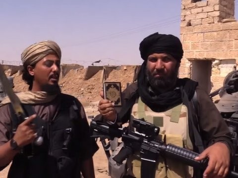 Một chiến binh IS với súng tiểu liên M4 Mỹ