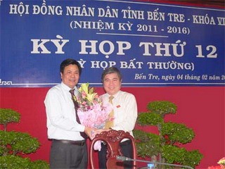 Ông Nguyễn Thành Phong - Chủ tịch HĐND tỉnh tặng hoa chúc mừng ông Nguyễn Hữu Lập được đại biểu HĐND tỉnh bầu làm Phó chủ tịch UBND tỉnh. 