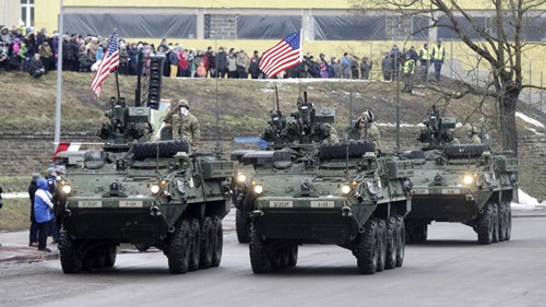Xe quân sự Mỹ tại Narva. Ảnh: Reuters