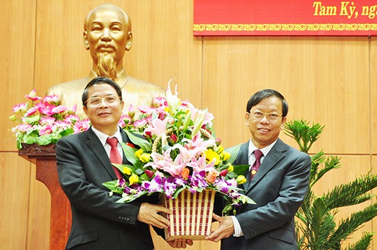 Ông Nguyễn Đức Hải tặng hoa chúc mừng ông Lê Phước Thanh được tín nhiệm bầu vào cương vị công tác mới.