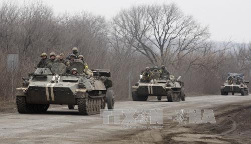 Xe quân sự Ukraine rút khỏi giới tuyến ở thành phố miền đông Artemivsk, Donetsk, ngày 26/2. Ảnh: AFP/TTXVN