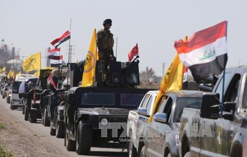 Lực lượng an ninh Iraq tiến vào Tikrit trong chiến dịch tấn công các phần tử IS ngày 28/2. Ảnh: AFP-TTXVN