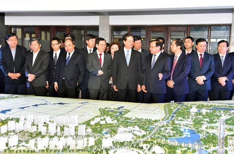 Thủ tướng Chính phủ Nguyễn Tấn Dũng nghe báo cáo về dự án khu đô thị hai bên trục đường Nhật Tân - Nội Bài 