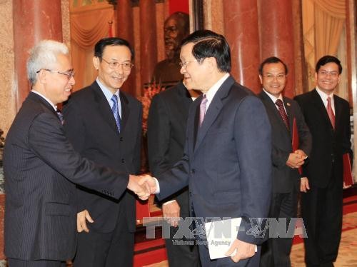 Chủ tịch nước Trương Tấn Sang chúc mừng các đồng chí được phong hàm Đại sứ. Ảnh: Nguyễn Khang – TTXVN