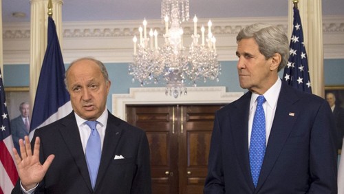 Ngoại trưởng Pháp Laurent Fabius (trái) và Ngoại trưởng Mỹ John Kerry.