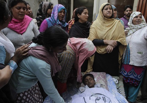 Người dân bên xác một nạn nhân trong vụ đánh bom. Ảnh: AFP/TTXVN