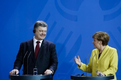 Tổng thống Ukraine Poroshenko (bên trái) và nữ Thủ tướng Đức Merkel 