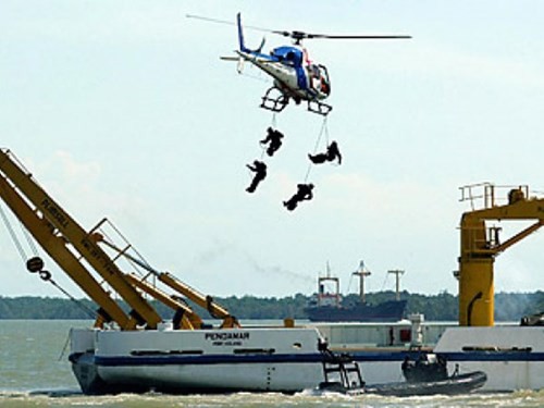 Các binh sỹ đặc nhiệm hải quân Indonesia diễn tập chống cướp biển ở eo biển Malacca