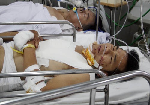 Nạn nhân bị thương nặng trong vụ tai nạn được cấp cứu tại bệnh viện Chợ Rẫy. Ảnh: VnExpress